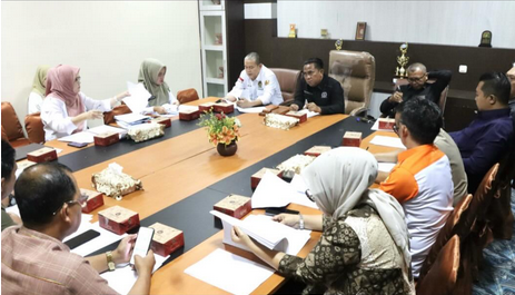 H. Deni Victoria, S.H., M.Si., memimpin langsung Rapat Koordinasi yang membahas penyediaan kelompok pakar atau tim ahli DPRD Kota Prabumulih.