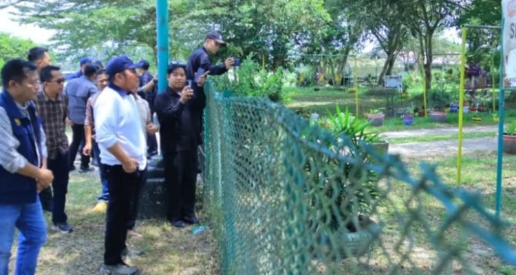 Dr. H. Herman Deru meninjau langsung lokasi kebakaran sumur minyak masyarakat di area Hak Guna Usaha (HGU) PT Hindoli, Desa Tanjung Dalam, Kecamatan Keluang, Kabupaten Musi Banyuasin (Muba).