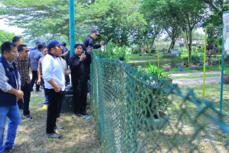 Dr. H. Herman Deru meninjau langsung lokasi kebakaran sumur minyak masyarakat di area Hak Guna Usaha (HGU) PT Hindoli, Desa Tanjung Dalam, Kecamatan Keluang, Kabupaten Musi Banyuasin (Muba).
