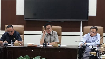 Feri Alwi, S.H., memimpin Rapat Kerja Komisi II yang digelar di Ruang Rapat Komisi II DPRD Kota Prabumulih.