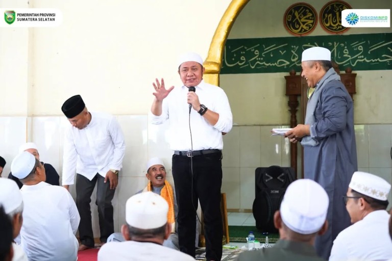Herman Deru, kembali menunjukkan aksi merakyatnya dengan melaksanakan Safari Jumat di Masjid Ruziqna, Seberang Ulu II, Palembang, pada hari Jumat, tanggal 27 Maret 2026.