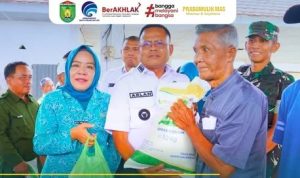 Suasana penuh haru dan kebahagiaan menyelimuti warga Kelurahan Karang Jaya saat menerima bantuan pangan dari pemerintah, Rabu (15/04/2026).
