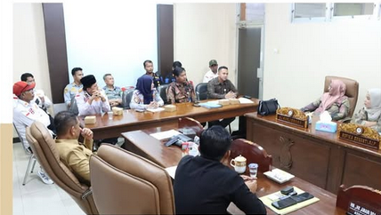 Nicko Adha Pranata, S.E., memimpin Rapat Mediasi yang membahas polemik pemasangan portal perlintasan kereta api (KAI) di Kelurahan Patih Galung.