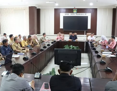 Feri Alwi, memimpin langsung Rapat Dengar Pendapat (RDP) terkait perizinan PT Lematang Site Prabumulih.