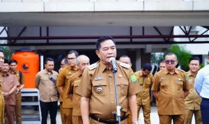 HM Toha Tohet SH, menegaskan bahwa kondisi fiskal yang terbatas tidak menjadi alasan untuk menunda perbaikan infrastruktur yang menyangkut kebutuhan dasar masyarakat. HM Toha Tohet SH, menegaskan bahwa kondisi fiskal yang terbatas tidak menjadi alasan untuk menunda perbaikan infrastruktur yang menyangkut kebutuhan dasar masyarakat.