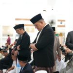 Drs. H. Edward Candra, MH melaksanakan Sholat Idul Fitri 1 Syawal 1447 H / 2026 M bersama para pejabat pendamping di Masjid Raya Taqwa Palembang (Sabtu, 21/3/2026).