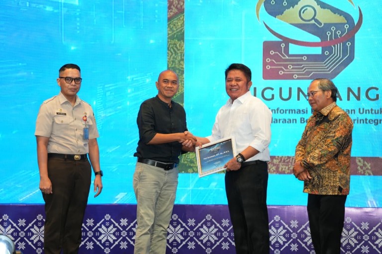 Herman Deru, secara resmi melaunching Sistem Informasi Penagihan Pajak Kendaraan Bermotor Terintegrasi (SIGUNTANG), sekaligus kegiatan Capacity Building dan Coaching Clinic Evaluasi Kinerja TP2DD se-Sumsel Tahun 2026.