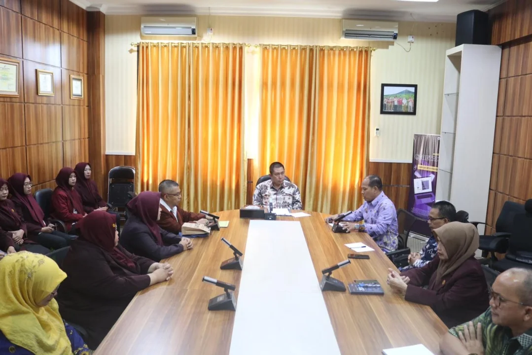 audiensi PPNI dengan Wali Kota Pagar Alam di ruang rapat Besemah Tige