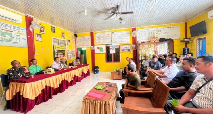 Kepala Desa Sinar Rambang saat sosialisasi program penebasan lahan gratis untuk petani