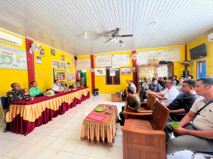 Kepala Desa Sinar Rambang saat sosialisasi program penebasan lahan gratis untuk petani