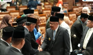 Rapat paripurna tersebut dipimpin oleh Wakil Ketua DPRD Sumsel, H. Nopianto, serta dihadiri oleh Wakil Gubernur Sumatera Selatan dan jajaran Organisasi Perangkat Daerah (OPD) di lingkungan pemerintah provinsi.