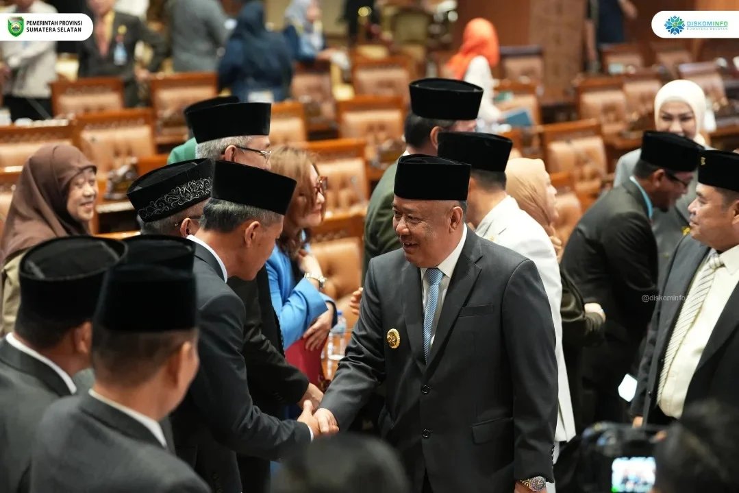 Rapat paripurna tersebut dipimpin oleh Wakil Ketua DPRD Sumsel, H. Nopianto, serta dihadiri oleh Wakil Gubernur Sumatera Selatan dan jajaran Organisasi Perangkat Daerah (OPD) di lingkungan pemerintah provinsi.