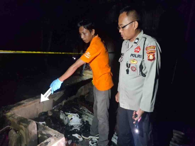 Kebakaran yang melanda makam keramat Puyang Ratu Pase di Kelurahan Gunung Ibul Induk, Kecamatan Prabumulih Timur, Kota Prabumulih, Minggu (5/4/2026) malam, menjadi perhatian serius aparat dan masyarakat.