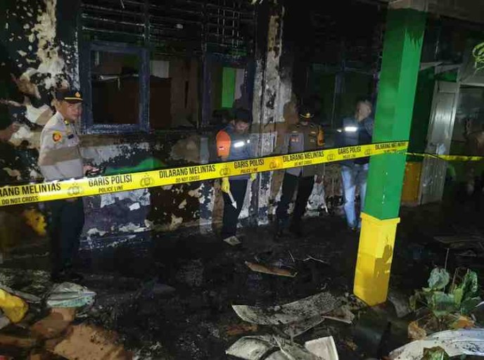 Dalam rentang waktu kurang dari tiga jam, dua peristiwa kebakaran hebat melanda lokasi yang berbeda.