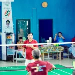 Bupati Muba H M Toha Tohet saat bertanding dalam turnamen badminton di Babat Toman