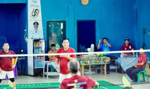 Bupati Muba H M Toha Tohet saat bertanding dalam turnamen badminton di Babat Toman