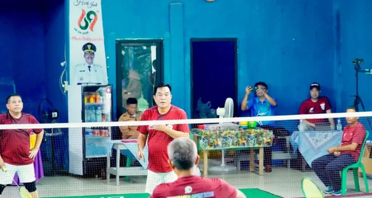 Bupati Muba H M Toha Tohet saat bertanding dalam turnamen badminton di Babat Toman