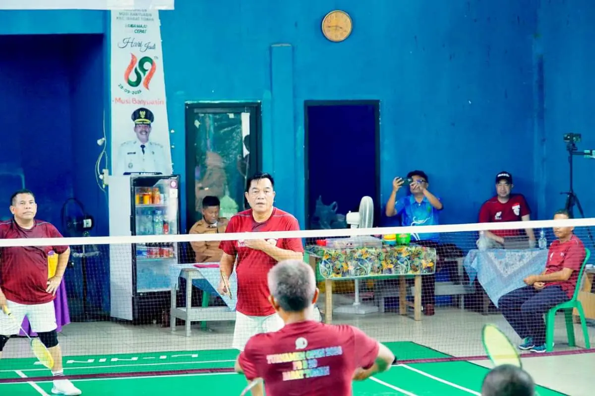 Bupati Muba H M Toha Tohet saat bertanding dalam turnamen badminton di Babat Toman