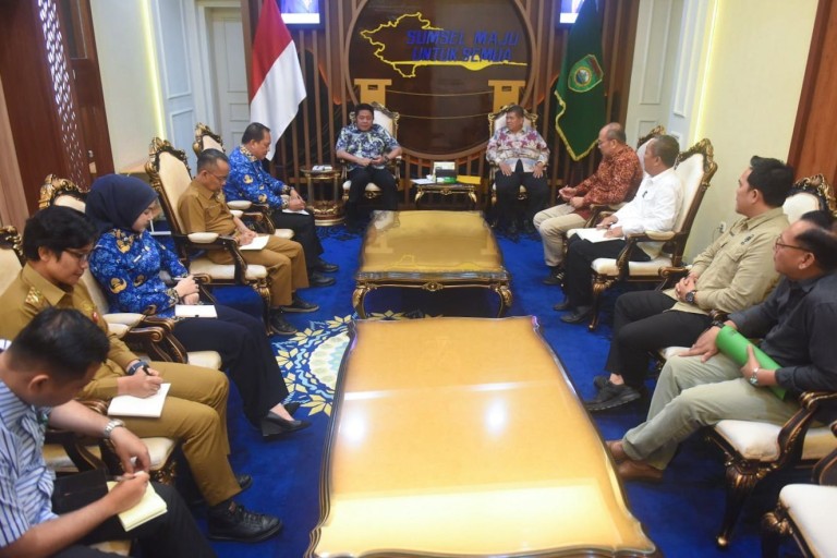 H. Herman Deru menerima Pengurus Himpunan Kerukunan Tani Indonesia (HKTI) Sumsel dalam rangka silahturahmi di Ruang Tamu Gubernur Sumsel.