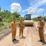 Warga bersama pemerintah dan perusahaan memperbaiki jalan rusak di Desa Mendis Jaya.