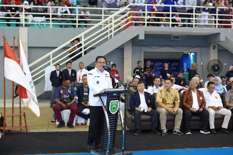 Cik Ujang, secara resmi membuka Kejuaraan Daerah (Kejurda) dan Festival Karate FORKI Sumsel 2026 di kawasan Jakabaring Sport City, Jumat (10/4/2026).