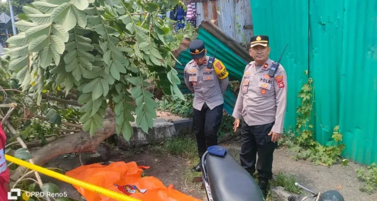 Personel Polsek Ilir Barat I Palembang langsung mendatangi lokasi dan melakukan pengamanan area, mengatur arus lalu lintas, serta mengevakuasi korban. (MUSINEWS.ID/TRI)