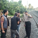 Petugas kepolisian melakukan evakuasi korban wanita yang tertabrak kereta api di Prabumulih.