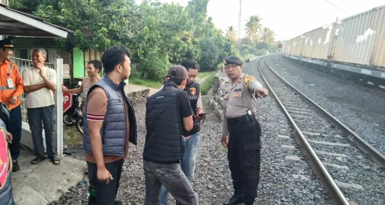 Petugas kepolisian melakukan evakuasi korban wanita yang tertabrak kereta api di Prabumulih.