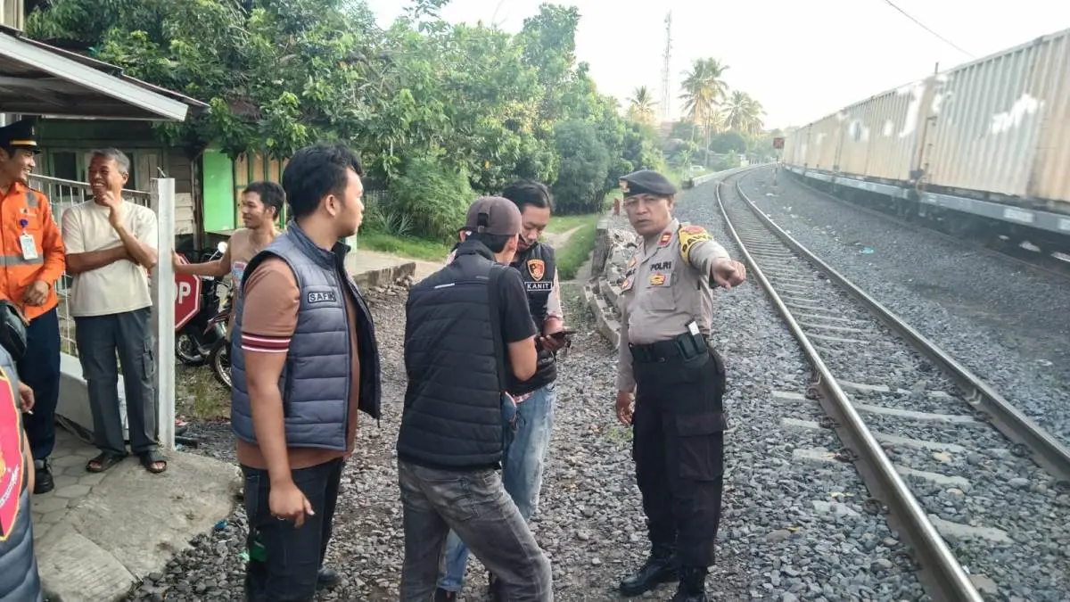 Petugas kepolisian melakukan evakuasi korban wanita yang tertabrak kereta api di Prabumulih.