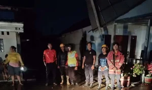 Dua rumah warga di Majasari rusak akibat puting beliung yang datang tiba-tiba saat hujan deras. Dua rumah warga di Majasari rusak akibat puting beliung yang datang tiba-tiba saat hujan deras.