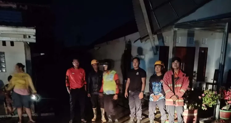 Dua rumah warga di Majasari rusak akibat puting beliung yang datang tiba-tiba saat hujan deras.