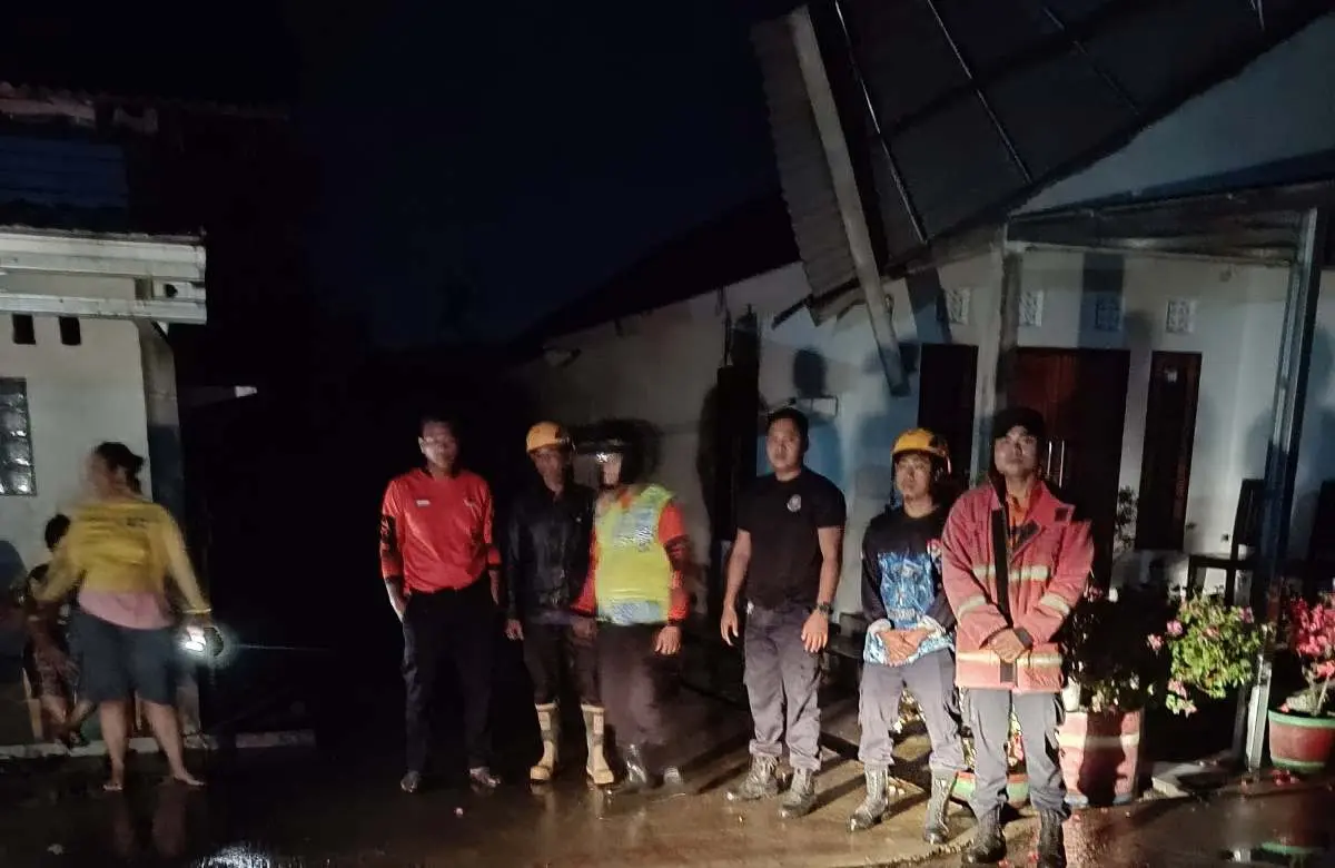 Dua rumah warga di Majasari rusak akibat puting beliung yang datang tiba-tiba saat hujan deras.