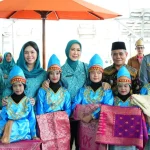 Feby Deru saat meninjau langsung pengrajin songket di Desa Wisata Burai