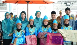 Feby Deru saat meninjau langsung pengrajin songket di Desa Wisata Burai