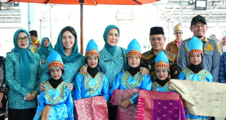 Feby Deru saat meninjau langsung pengrajin songket di Desa Wisata Burai