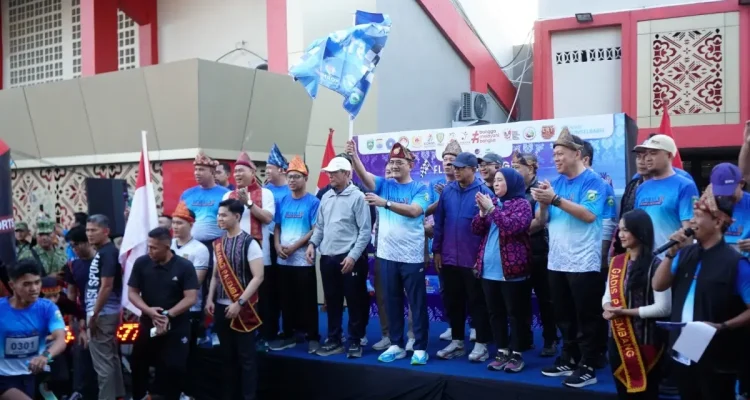 Pelari tampil unik dengan wastra budaya dalam Sumsel Budaya Run 2026 di Palembang