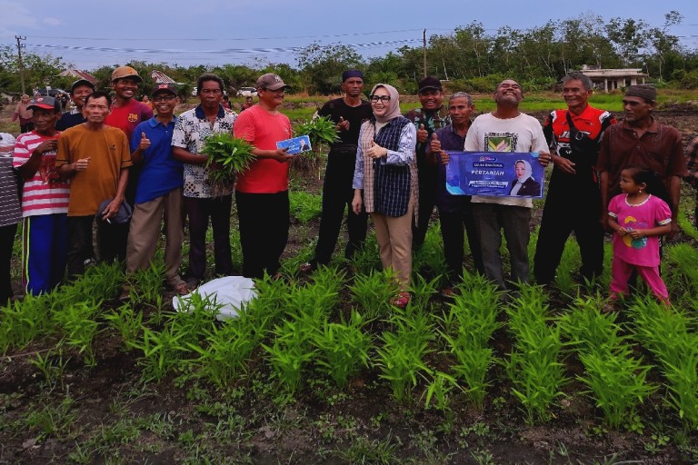 Hj Eva Susanti S.E, MM, melaksanakan kunjungan reses dengan menyerap langsung aspirasi masyarakat kelompok tani palawija di Desa Sungai Rambutan, Kecamatan Indralaya Utara, Kabupaten Ogan Ilir, Senin (4/5/2026).