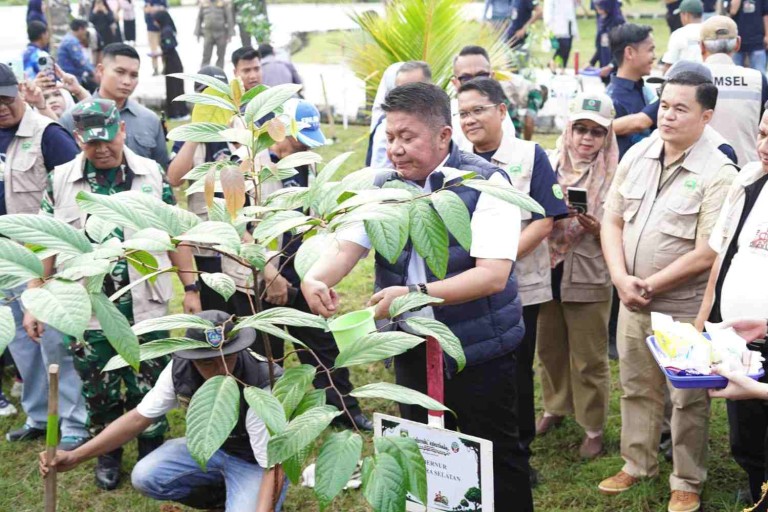 Gubernur Sumsel, H Herman Deru saat menghadiri Festival Kehutanan.