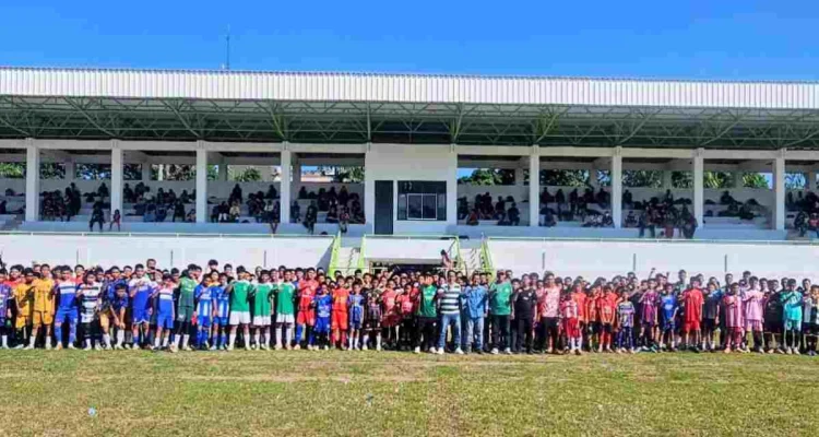 Ratusan peserta mengikuti Seleksi Beasiswa Sepak Bola Gratis Palembang yang digelar Diklat Merden Indonesia.