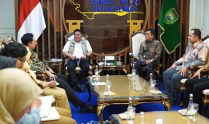 Herman Deru saat menerima audiensi Direktur Politeknik Pariwisata Palembang, Iwan Riady, beserta jajaran di ruang audiensi Gubernur Sumatera Selatan.