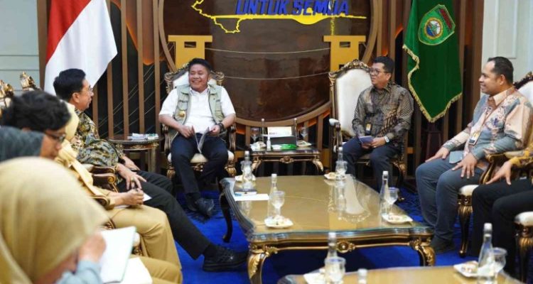 Herman Deru saat menerima audiensi Direktur Politeknik Pariwisata Palembang, Iwan Riady, beserta jajaran di ruang audiensi Gubernur Sumatera Selatan.