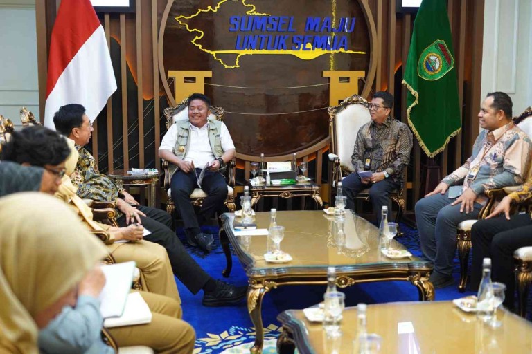 Herman Deru saat menerima audiensi Direktur Politeknik Pariwisata Palembang, Iwan Riady, beserta jajaran di ruang audiensi Gubernur Sumatera Selatan.