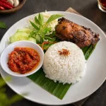 Sajian Ayola Bebek Signature dengan nasi hangat, sambal, dan lalapan di Tenggiri Restaurant