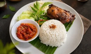 Sajian Ayola Bebek Signature dengan nasi hangat, sambal, dan lalapan di Tenggiri Restaurant