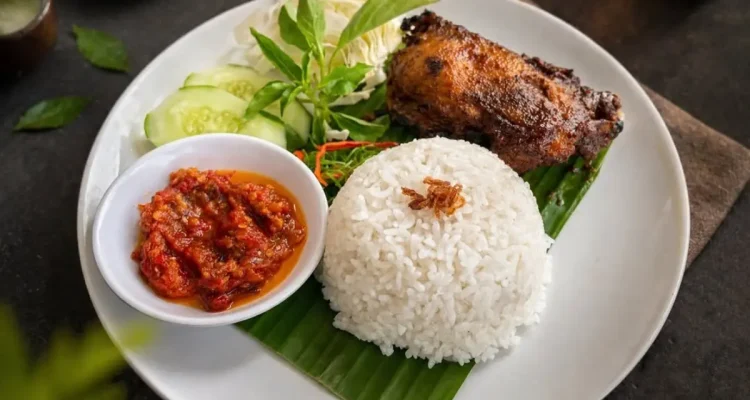 Sajian Ayola Bebek Signature dengan nasi hangat, sambal, dan lalapan di Tenggiri Restaurant