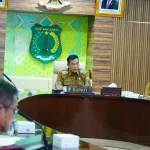 Tegaskan Aturan: Bupati Muba H. M. Toha Tohet, SH saat memberikan arahan tegas terkait pelepasan lahan HGU PT Hindoli dalam rapat di Ruang Serasan Sekate.(Dok: Pemkab Muba)