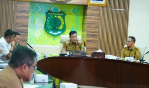 Tegaskan Aturan: Bupati Muba H. M. Toha Tohet, SH saat memberikan arahan tegas terkait pelepasan lahan HGU PT Hindoli dalam rapat di Ruang Serasan Sekate.(Dok: Pemkab Muba)