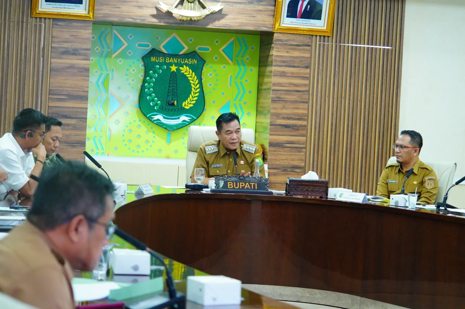 Tegaskan Aturan: Bupati Muba H. M. Toha Tohet, SH saat memberikan arahan tegas terkait pelepasan lahan HGU PT Hindoli dalam rapat di Ruang Serasan Sekate.(Dok: Pemkab Muba)