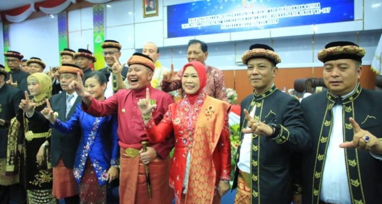 Foto bersama usai Rapat Paripurna DPRD Lahat yang dihadiri Gubernur H. Herman Deru didampingi Ketua TP PKK Prov Sumsel Hj. Feby HD.