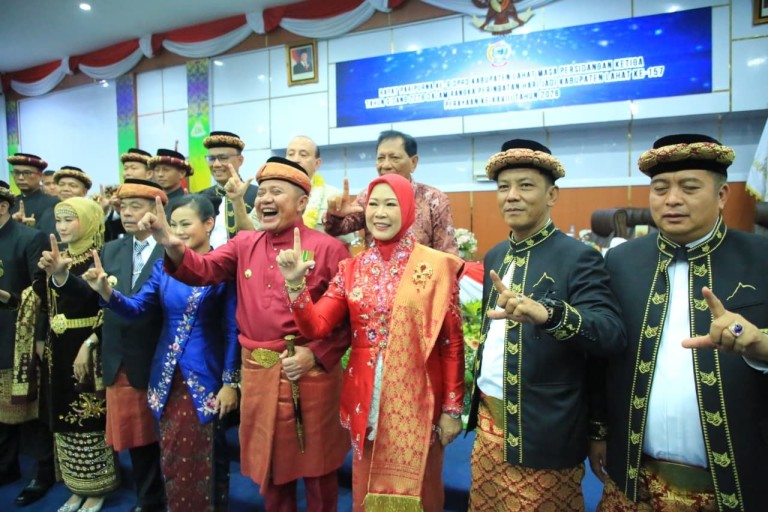 Foto bersama usai Rapat Paripurna DPRD Lahat yang dihadiri Gubernur H. Herman Deru didampingi Ketua TP PKK Prov Sumsel Hj. Feby HD.